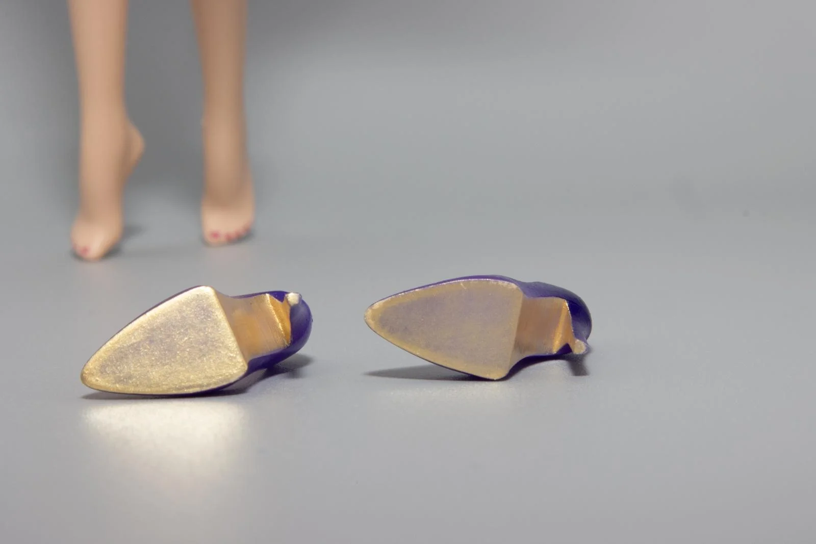 Purple Pumps with Golden Soles and Insoles for Barbie Silkstone, Model Muse, Vintage, Made to Move Original - Image 4