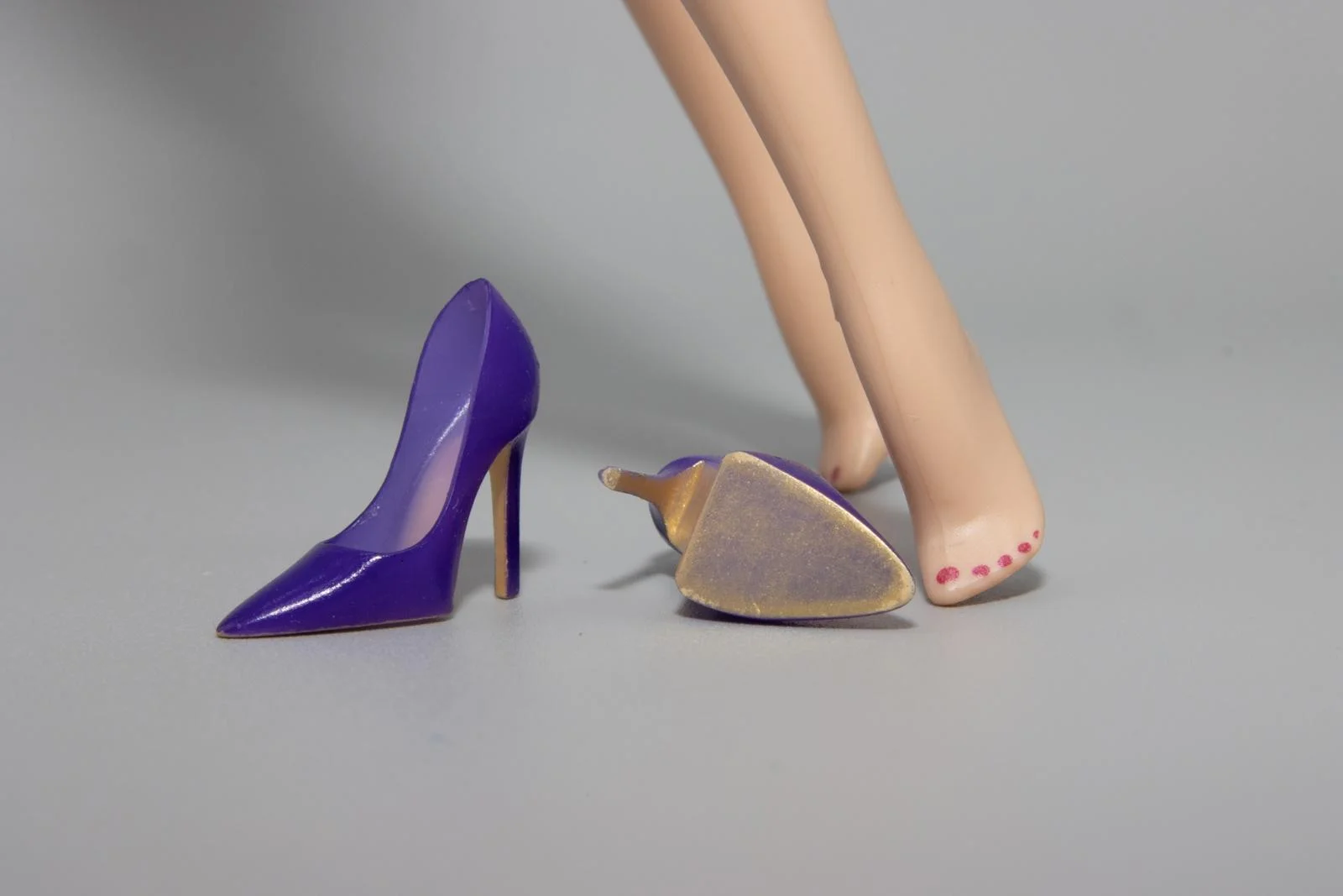Purple Pumps with Golden Soles and Insoles for Barbie Silkstone, Model Muse, Vintage, Made to Move Original - Image 5